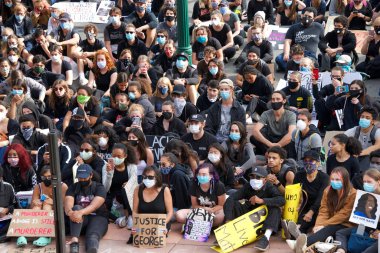 Alameda, CA - 5 Haziran 2020: George Floyd Black Lives Matter protestosuna katılan protestocular Alameda 'da, Encinal Lisesi' nden Belediye Binası 'na yürüdükten sonra Meclis' te toplandılar..