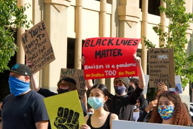 Alameda, CA - 5 Haziran 2020: Alameda 'daki George Floyd Siyahi Yaşamı Değerli Protestoya katılan protestocular, Encinal Lisesi' nden Belediye Binası 'na miting için yürüdüler..