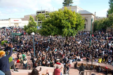 Alameda, CA - 5 Haziran 2020: George Floyd Black Lives Matter protestosuna katılan protestocular Alameda 'da, Encinal Lisesi' nden Belediye Binası 'na yürüdükten sonra Meclis' te toplandılar..