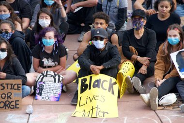 Alameda, CA - 5 Haziran 2020: George Floyd Black Lives Matter protestosuna katılan protestocular Alameda 'da, Encinal Lisesi' nden Belediye Binası 'na yürüdükten sonra Meclis' te toplandılar..