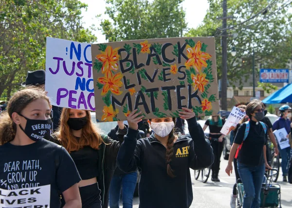 アラメダ 2020年6月5日 ジョージ フロイド ブラック ライブスに参加するプロテスタントはアラメダで抗議し エンシナル高校から市役所に行進して集会を開いた — ストック写真