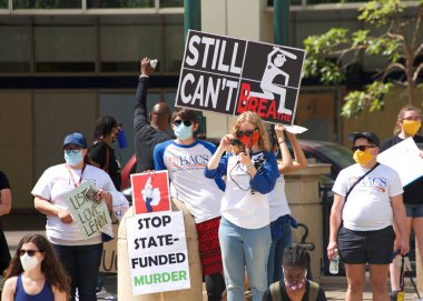 Oakland, CA - 10 Haziran 2020: George Floyd Black Lives Matter protestosuna katılan protestocular Oakland 'da, 14..