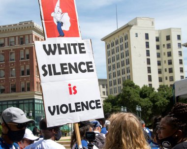 Oakland, CA - 10 Haziran 2020: George Floyd Black Lives Matter protestosuna katılan protestocular Oakland 'da, 14..