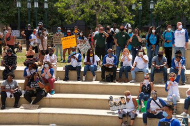 Oakland, CA - 10 Haziran 2020: George Floyd Black Lives Matter protestosuna katılan protestocular Oakland 'da, 14..