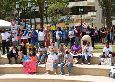 Oakland, CA - 10 Haziran 2020: George Floyd Black Lives Matter protestosuna katılan protestocular Oakland 'da, 14..