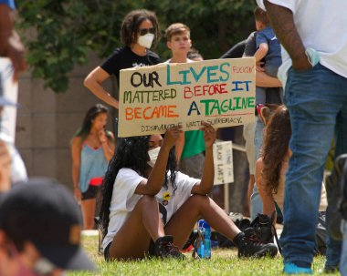 Oakland, CA - 10 Haziran 2020: George Floyd Black Lives Matter protestosuna katılan protestocular Oakland 'da, 14..