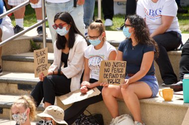 Oakland, CA - 10 Haziran 2020: George Floyd Black Lives Matter protestosuna katılan protestocular Oakland 'da, 14..