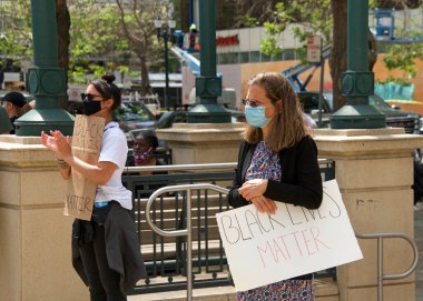 Oakland, CA - 10 Haziran 2020: George Floyd Black Lives Matter protestosuna katılan protestocular Oakland 'da, 14..