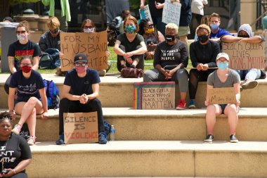 Oakland, CA - 10 Haziran 2020: George Floyd Black Lives Matter protestosuna katılan protestocular Oakland 'da, 14..