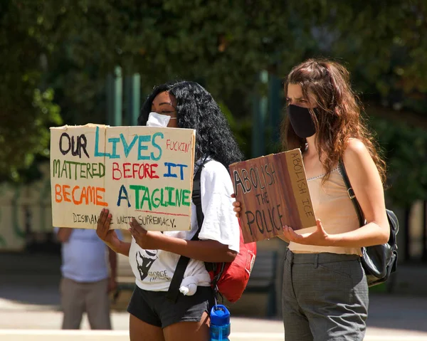 Oakland, CA - 10 Haziran 2020: George Floyd Black Lives Matter protestosuna katılan protestocular Oakland 'da, 14..
