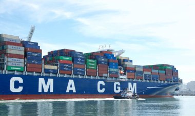 Oakland, CA - 10 Haziran 2020: kargo gemisi CMA CGM T. JEFFERSON Oakland Limanı 'na giriyor. Compagnie General Maritime, CMA CGM, dünyanın en büyük üçüncü nakliye şirketi..