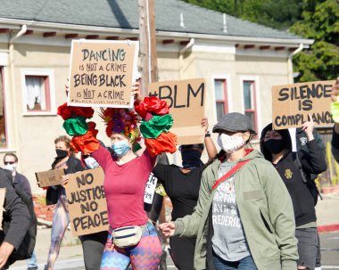 Alameda, CA - 12 Haziran 2020: Siyahi Yaşamı Konusu Protestoya katılan protestocular, George Floyd 'un ölümüne ek olarak Mali Watkins' in sokaklarda dans etmekten tutuklanmasını protesto etti.