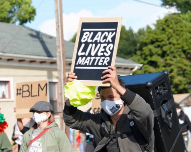 Alameda, CA - 12 Haziran 2020: Siyahi Yaşamı Konusu Protestoya katılan protestocular, George Floyd 'un ölümüne ek olarak Mali Watkins' in sokaklarda dans etmekten tutuklanmasını protesto etti.