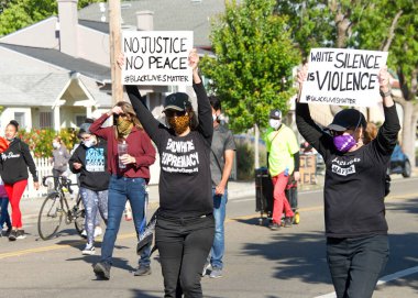 Alameda, CA - 12 Haziran 2020: Siyahi Yaşamı Konusu Protestoya katılan protestocular, George Floyd 'un ölümüne ek olarak Mali Watkins' in sokaklarda dans etmekten tutuklanmasını protesto etti.