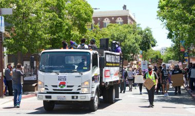 Berkeley, CA - 13 Haziran 2020: Yüzlerce insan George Floyd ve diğerlerinin ölümünü protesto etmek için bir Siyahi Yaşamı Konusu protestosuna katıldı. RockRidge BART İstasyonu 'ndan Sproul Plaza' ya yürüyoruz..