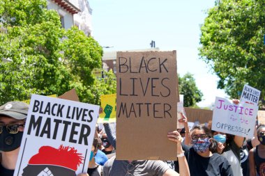 Berkeley, CA - 13 Haziran 2020: Yüzlerce insan George Floyd ve diğerlerinin ölümünü protesto etmek için bir Siyahi Yaşamı Konusu protestosuna katıldı. RockRidge BART İstasyonu 'ndan Sproul Plaza' ya yürüyoruz..