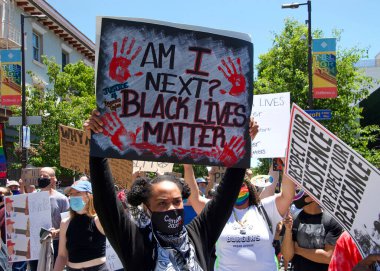 Berkeley, CA - 13 Haziran 2020: Yüzlerce insan George Floyd ve diğerlerinin ölümünü protesto etmek için bir Siyahi Yaşamı Konusu protestosuna katıldı. RockRidge BART İstasyonu 'ndan Sproul Plaza' ya yürüyoruz..