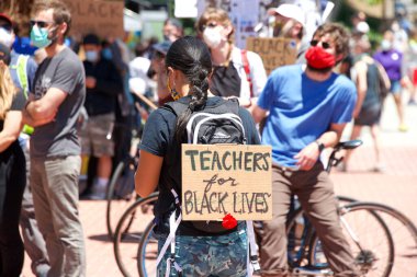 Berkeley, CA - 13 Haziran 2020: Yüzlerce insan George Floyd ve diğerlerinin ölümünü protesto etmek için bir Siyahi Yaşamı Konusu protestosuna katıldı. RockRidge BART İstasyonu 'ndan Sproul Plaza' ya yürüyoruz..