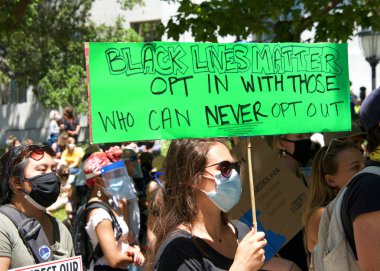Berkeley, CA - 13 Haziran 2020: Yüzlerce insan George Floyd ve diğerlerinin ölümünü protesto etmek için bir Siyahi Yaşamı Konusu protestosuna katıldı. RockRidge BART İstasyonu 'ndan Sproul Plaza' ya yürüyoruz..