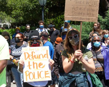 Berkeley, CA - 13 Haziran 2020: Yüzlerce insan George Floyd ve diğerlerinin ölümünü protesto etmek için bir Siyahi Yaşamı Konusu protestosuna katıldı. RockRidge BART İstasyonu 'ndan Sproul Plaza' ya yürüyoruz..
