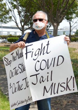 Fremont, CA - 15 Haziran 2020 Tesla Fabrikası 'nın kuzey kapısında yüz maskesi takan bir protestocu. Covid 19 enfeksiyonunda şeffaflık talep ediyorum ve CAL OSHA 'dan tesisi incelemesini istiyorum.. 