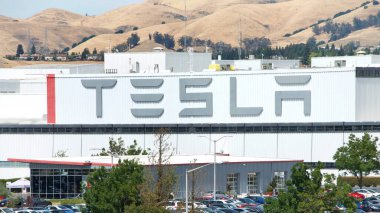 Fremont, CA - 15 Haziran 2020: Fremont, Kaliforniya 'daki Teslas fabrikasının tabelasına yaklaş, 10.000' den fazla çalışanı olan dünyanın en gelişmiş otomotiv fabrikalarından biri.. 