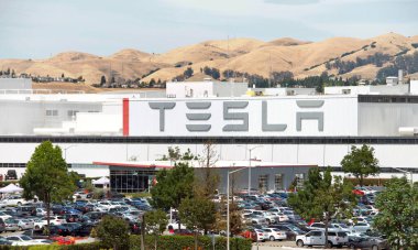 Fremont, CA - 15 Haziran 2020: Fremont, Kaliforniya 'daki Teslas fabrikasının tabelasına yaklaş, 10.000' den fazla çalışanı olan dünyanın en gelişmiş otomotiv fabrikalarından biri.. 