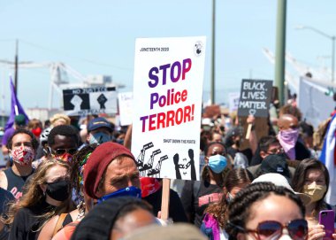 Oakland, CA - 19 Haziran 2020: Oakland Limanı 'ndaki işçiler Juneteenth için toplandı ve polis reformu çağrısında bulundu. Binlerce insan Oakland sokaklarında yürüdü. Polis merkezini geçtikten sonra belediye binasına gitti..