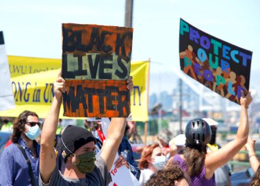Oakland, CA - 19 Haziran 2020: Oakland Limanı 'ndaki işçiler Juneteenth için toplandı ve polis reformu çağrısında bulundu. Binlerce insan Oakland sokaklarında yürüdü. Polis merkezini geçtikten sonra belediye binasına gitti..