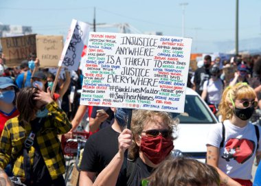 Oakland, CA - 19 Haziran 2020: Oakland Limanı 'ndaki işçiler Juneteenth için toplandı ve polis reformu çağrısında bulundu. Binlerce insan Oakland sokaklarında yürüdü. Polis merkezini geçtikten sonra belediye binasına gitti..