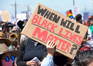 Oakland, CA - 19 Haziran 2020: Oakland Limanı 'ndaki işçiler Juneteenth için toplandı ve polis reformu çağrısında bulundu. Binlerce insan Oakland sokaklarında yürüdü. Polis merkezini geçtikten sonra belediye binasına gitti..