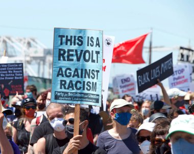 Oakland, CA - 19 Haziran 2020: Oakland Limanı 'ndaki işçiler Juneteenth için toplandı ve polis reformu çağrısında bulundu. Binlerce insan Oakland sokaklarında yürüdü. Polis merkezini geçtikten sonra belediye binasına gitti..