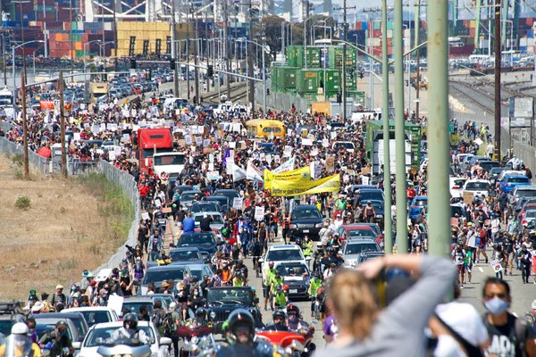 Oakland, CA - 19 Haziran 2020: Oakland Limanı 'ndaki işçiler Juneteenth için toplandı ve polis reformu çağrısında bulundu. Binlerce insan Oakland sokaklarında yürüdü. Polis merkezini geçtikten sonra belediye binasına gitti..