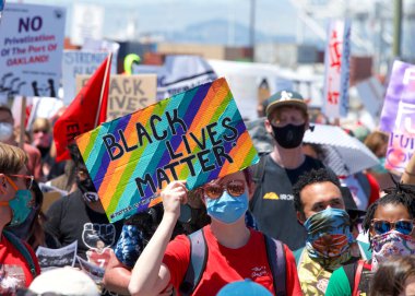 Oakland, CA - 19 Haziran 2020: Oakland Limanı 'ndaki işçiler Juneteenth için toplandı ve polis reformu çağrısında bulundu. Binlerce insan Oakland sokaklarında yürüdü. Polis merkezini geçtikten sonra belediye binasına gitti..