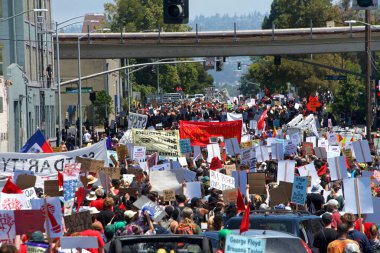 Oakland, CA - 19 Haziran 2020: Oakland Limanı 'ndaki işçiler Juneteenth için toplandı ve polis reformu çağrısında bulundu. Binlerce insan Oakland sokaklarında yürüdü. Polis merkezini geçtikten sonra belediye binasına gitti..