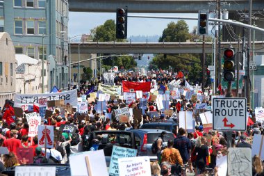 Oakland, CA - 19 Haziran 2020: Oakland Limanı 'ndaki işçiler Juneteenth için toplandı ve polis reformu çağrısında bulundu. Binlerce insan Oakland sokaklarında yürüdü. Polis merkezini geçtikten sonra belediye binasına gitti..