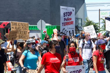 Oakland, CA - 19 Haziran 2020: Oakland Limanı 'ndaki işçiler Juneteenth için toplandı ve polis reformu çağrısında bulundu. Binlerce insan Oakland sokaklarında yürüdü. Polis merkezini geçtikten sonra belediye binasına gitti..
