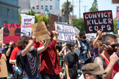 Oakland, CA - 19 Haziran 2020: Oakland Limanı 'ndaki işçiler Juneteenth için toplandı ve polis reformu çağrısında bulundu. Binlerce insan Oakland sokaklarında yürüdü. Polis merkezini geçtikten sonra belediye binasına gitti..