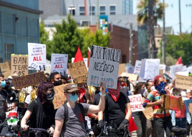 Oakland, CA - 19 Haziran 2020: Oakland Limanı 'ndaki işçiler Juneteenth için toplandı ve polis reformu çağrısında bulundu. Binlerce insan Oakland sokaklarında yürüdü. Polis merkezini geçtikten sonra belediye binasına gitti..