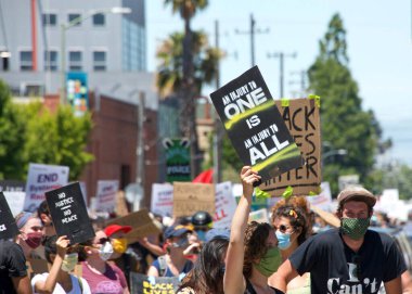 Oakland, CA - 19 Haziran 2020: Oakland Limanı 'ndaki işçiler Juneteenth için toplandı ve polis reformu çağrısında bulundu. Binlerce insan Oakland sokaklarında yürüdü. Polis merkezini geçtikten sonra belediye binasına gitti..