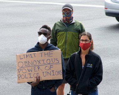Alameda, CA - 3 Temmuz 2020: Gençlik Alameda Polis Merkezi önünde ölüm protestosuna öncülük etti. Katılımcıların ölü taklidi yapıp kaybedilen hayatları temsil ettikleri bir protestodur..