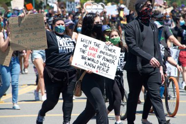 Alameda, CA - 4 Temmuz 2020: George Floyd ve diğerlerinin ölümünü protesto eden insanlar. Siyahların Yaşamı Önemli Protestoların ve Alameda.blr gençlik gruplarının düzenlediği protesto..