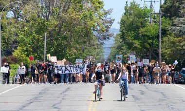 Alameda, CA - 4 Temmuz 2020: George Floyd ve diğerlerinin ölümünü protesto eden insanlar. Siyahların Yaşamı Önemli Protestoların ve Alameda.blr gençlik gruplarının düzenlediği protesto..