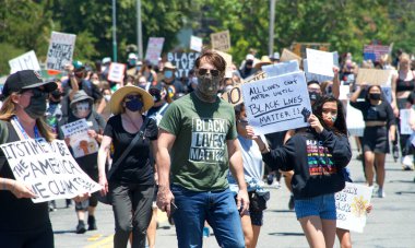 Alameda, CA - 4 Temmuz 2020: George Floyd ve diğerlerinin ölümünü protesto eden insanlar. Siyahların Yaşamı Önemli Protestoların ve Alameda.blr gençlik gruplarının düzenlediği protesto..