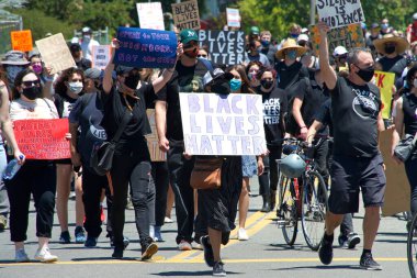 Alameda, CA - 4 Temmuz 2020: George Floyd ve diğerlerinin ölümünü protesto eden insanlar. Siyahların Yaşamı Önemli Protestoların ve Alameda.blr gençlik gruplarının düzenlediği protesto.