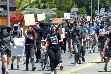 Alameda, CA - 4 Temmuz 2020: George Floyd ve diğerlerinin ölümünü protesto eden insanlar. Siyahların Yaşamı Önemli Protestoların ve Alameda.blr gençlik gruplarının düzenlediği protesto..