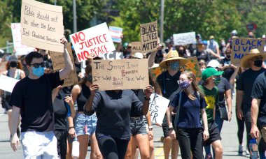 Alameda, CA - 4 Temmuz 2020: George Floyd ve diğerlerinin ölümünü protesto eden insanlar. Siyahların Yaşamı Önemli Protestoların ve Alameda.blr gençlik gruplarının düzenlediği protesto..