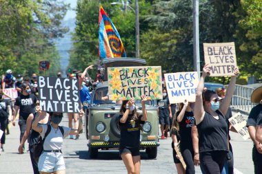 Alameda, CA - 4 Temmuz 2020: George Floyd ve diğerlerinin ölümünü protesto eden insanlar. Siyahların Yaşamı Önemli Protestoların ve Alameda.blr gençlik gruplarının düzenlediği protesto..