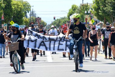 Alameda, CA - 4 Temmuz 2020: George Floyd ve diğerlerinin ölümünü protesto eden insanlar. Siyahların Yaşamı Önemli Protestoların ve Alameda.blr gençlik gruplarının düzenlediği protesto..