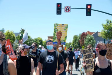 Alameda, CA - 4 Temmuz 2020: George Floyd ve diğerlerinin ölümünü protesto eden insanlar. Siyahların Yaşamı Önemli Protestoların ve Alameda.blr gençlik gruplarının düzenlediği protesto..